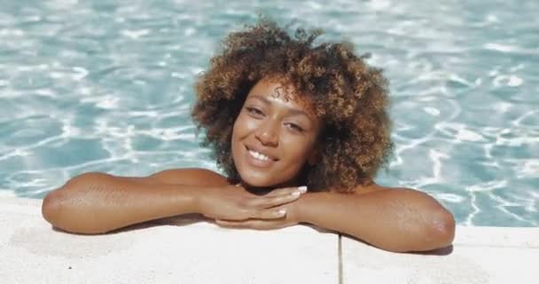 Niña posando en agua de piscina — Vídeos de Stock