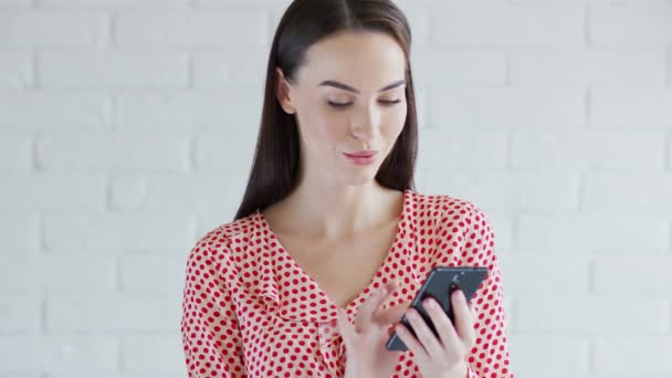 Mujer alegre elegante usando teléfono inteligente — Vídeos de Stock