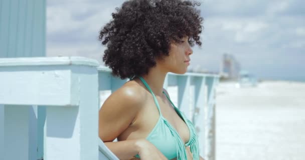Подходит чернокожая девушка в купальнике на курорте — стоковое видео
