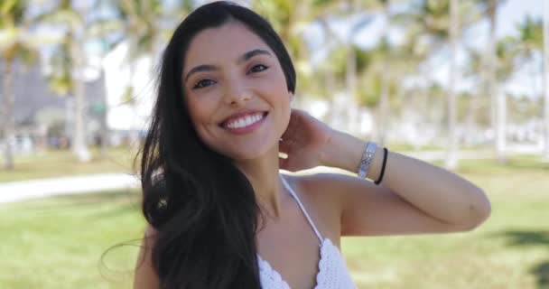 Jovem modelo sorridente em close-up — Vídeo de Stock