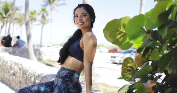 Mulher esportiva bonita posando na câmera no parque — Vídeo de Stock