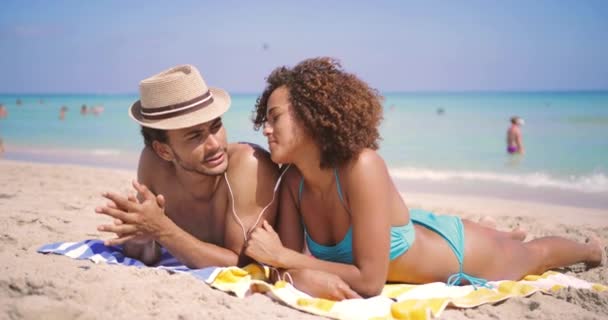 Пара насолоджується музикою на пляжі — стокове відео