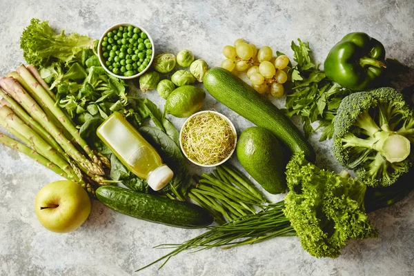 Légumes, fruits et herbes biologiques antioxydants verts placés sur la pierre grise — Photo