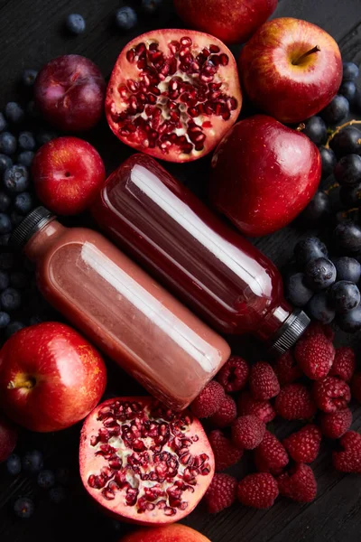 Mélange de fruits rouges et noirs frais. Avec jus frais en bouteille — Photo