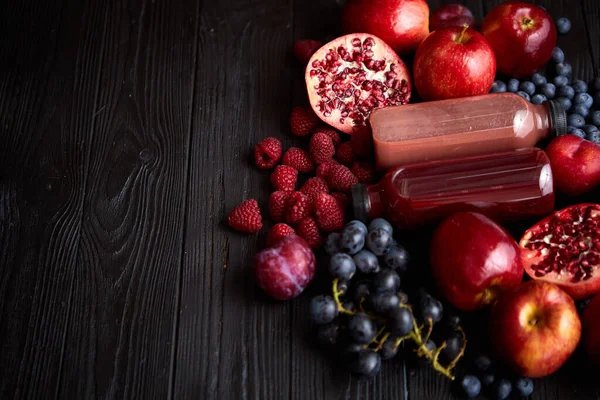 Mélange de fruits rouges et noirs frais. Avec jus frais en bouteille — Photo