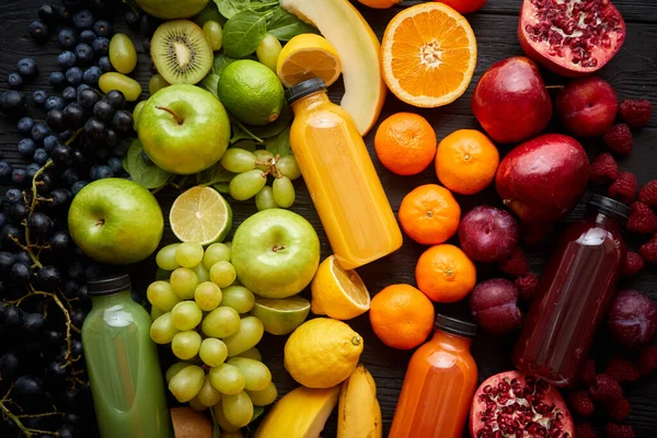 Concept d'alimentation saine. Divers fruits, légumes et jus mélangés formés dans l'arc-en-ciel — Photo