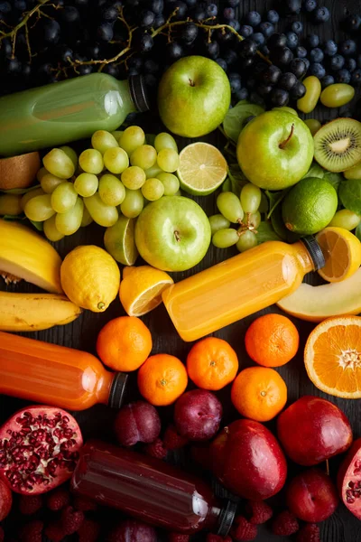 Varias frutas y verduras saludables formadas en la composición del arco iris —  Fotos de Stock