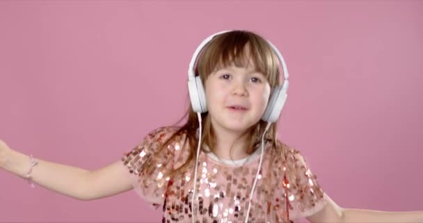 幸せな笑顔若い女の子ダンスと歌でヘッドフォン. — ストック動画