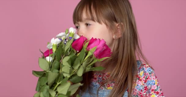 Linda chica adorable joven sosteniendo y olor ramo de flores frescas — Vídeos de Stock