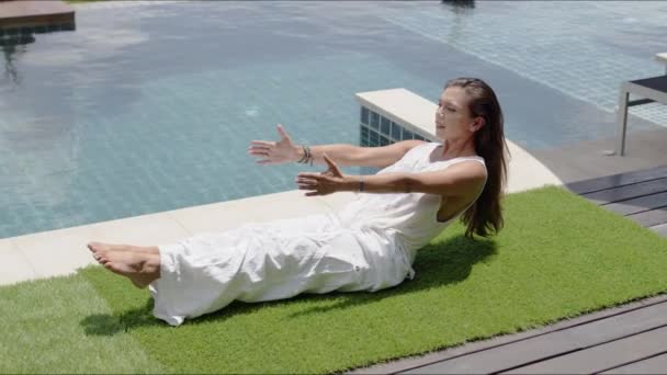 Спокойный wpman практикует йогу в балансировке бассейна asana против города на побережье — стоковое видео