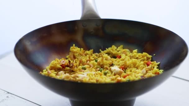 Lahodné thajské jídlo v horkém woku. Smažené kuře s rýží a zeleninou s padajícími arašídy — Stock video