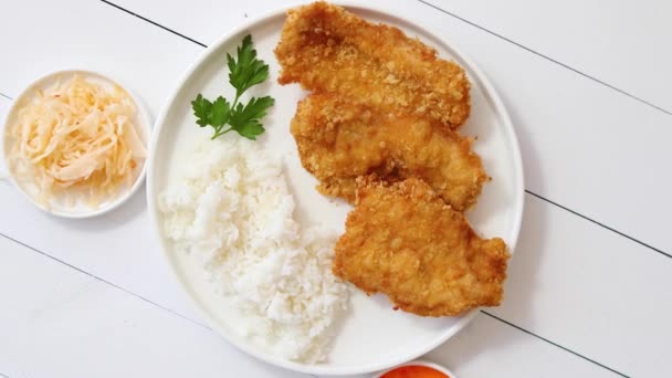 Křupavé kuře smažené v drobečcích podávané s rýží. Pohled shora na bílém dřevěném pozadí — Stock video