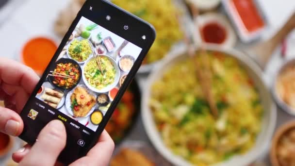 Mujer tomando una foto con su smartphone. Listo para las redes sociales. concepto de comida asiática — Vídeo de stock