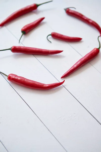 Padrão de pimentas quentes vermelhas isoladas em branco — Fotografia de Stock