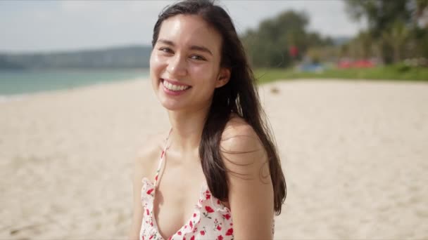 Morena feliz sentada en la playa tropical — Vídeo de stock