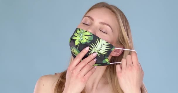 Красива молода дівчина знімає маску для обличчя проти комах з величезним полегшенням . — стокове відео