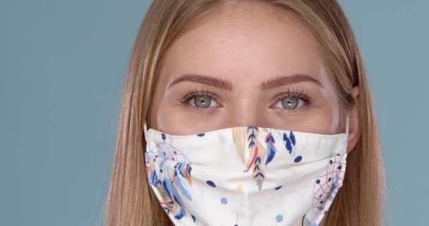 Primer plano retrato de una hermosa mujer con una elegante máscara facial. Protección contra la contaminación por virus — Vídeos de Stock