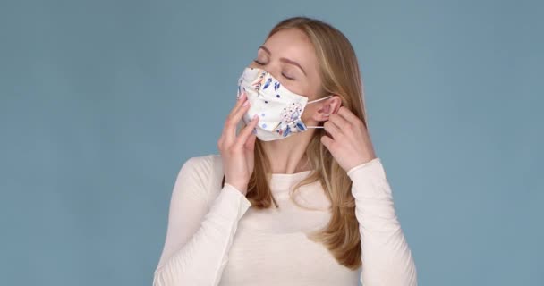 Очаровательная молодая девушка снимает маску против вирусов с огромным облегчением . — стоковое видео