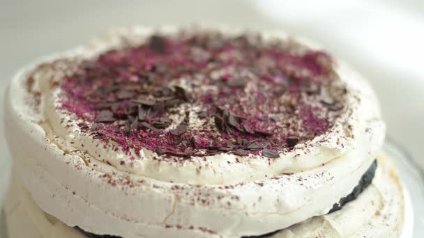 Nahaufnahme mit selektivem Fokus auf frischen und köstlichen Baiser-Kuchen auf einem Teller — Stockvideo