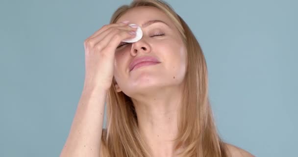 Hudvårdskoncept. Kvinna ta bort ansikte makeup med bomull svabb pad Ansiktsnäring av vacker modell — Stockvideo