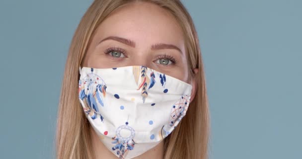 Hermosa mujer que usa mascarilla elegante. Protección contra virus, contaminación y polvo — Vídeo de stock