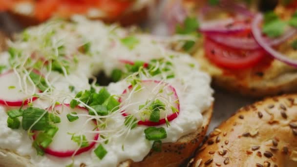 Surtido de diferentes tipos de ingredientes panecillos caseros sándwiches con sésamo y semillas de amapola — Vídeo de stock