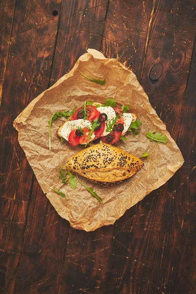 Konsep makanan sehat. Sandwich dengan hummus, mozarella, tomat, zaitun hitam — Stok Foto