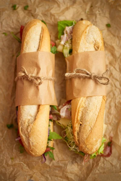 Çeşitli sağlıklı malzemelerle ev yapımı baget sandviçler. Kahvaltı paket servis konsepti — Stok fotoğraf