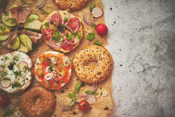 Samenstelling van verschillende zelfgemaakte bagels sandwiches met sesam en papaverzaad — Stockfoto