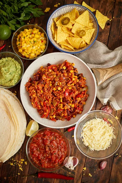 Konsep makanan Meksiko. Burrito sayuran. Disajikan di atas panci. Tortilla guacamole, salsa, cabai dan kacang — Stok Foto