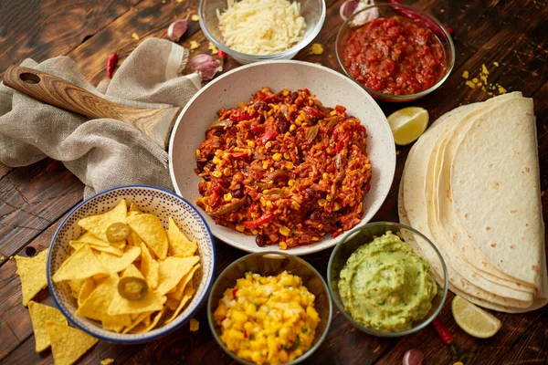 Préparation de burritos aux légumes sur une poêle blanche. Avec divers ingrédients pour la nourriture mexicaine — Photo