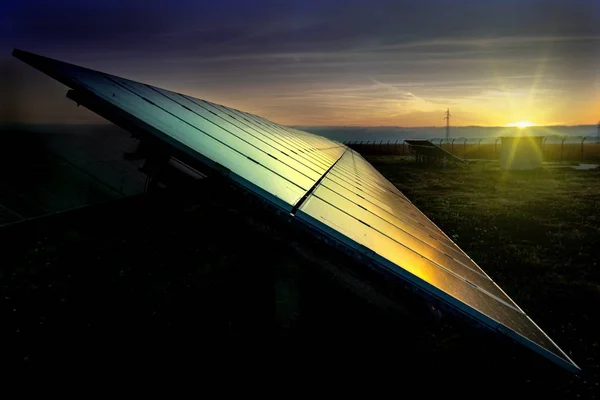 Fényelektromos panelek naplemente háttérrel — Stock Fotó