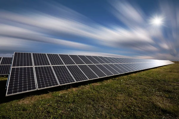 Pannello solare, parco fotovoltaico, fonte di energia elettrica alternativa  - Foto Stock