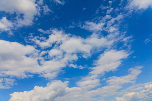 Cielo blu con nuvole bianche Foto Stock