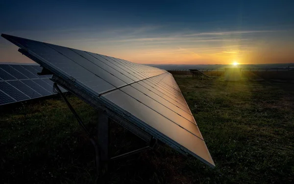 Photovoltaikzelle auf dem Hintergrund des Sonnenuntergangs — Stockfoto