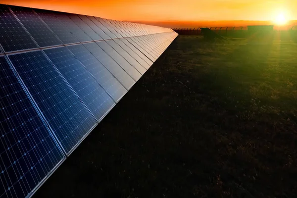 Celda fotovoltaica en el fondo de la puesta del sol — Foto de Stock