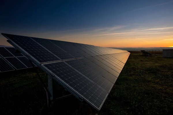 Célula fotovoltaica no fundo do pôr do sol — Fotografia de Stock