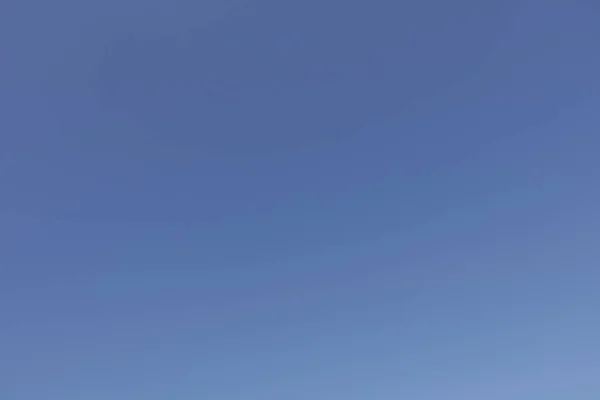 Голубое небо фон облака и солнце — стоковое фото