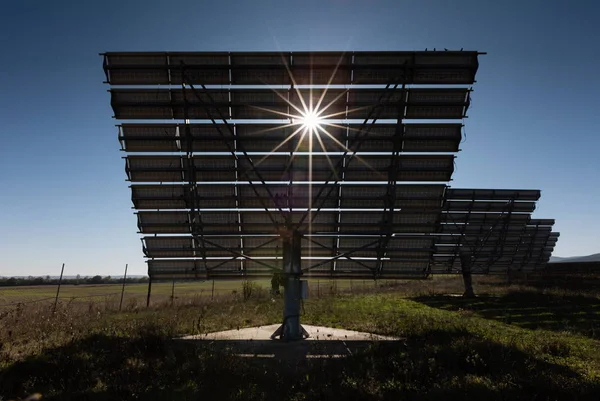 Güneş pilleri ile yenilenebilir güneş enerjisi kullanan enerji santrali — Stok fotoğraf