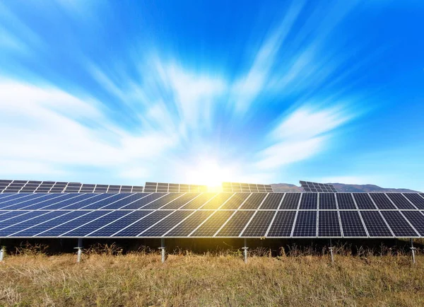 Painel solar produz energia verde, ambientalmente amigável de Imagens De Bancos De Imagens Sem Royalties