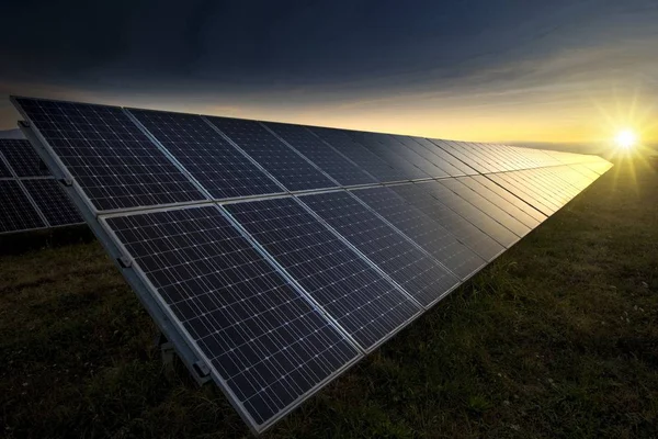 Usina de energia usando energia solar renovável com sol Fotos De Bancos De Imagens