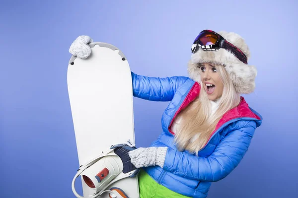 Frau lächelndes Skifahrermädchen mit Fellweste Skibrille. Wintersport. — Stockfoto