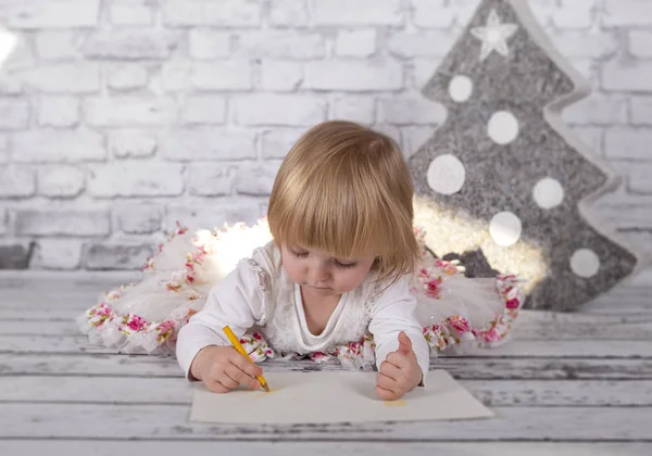 Criança pequena escreve a carta a Santa — Fotografia de Stock