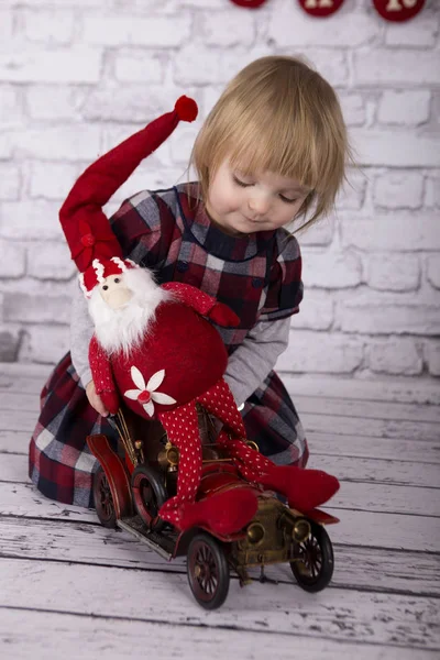 Счастливая девушка с Санта-Клаусом на синем белом фоне Лицензионные Стоковые Фото