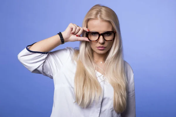 Retrato brilhante de um doutor fêmea atrativo. Isolado em fundo azul . — Fotografia de Stock