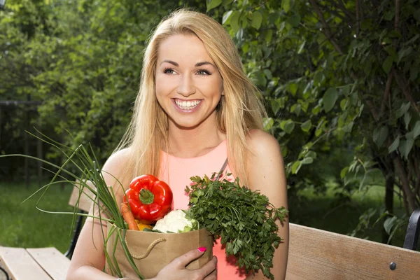 Giovane donna con una borsa della spesa. ortaggi — Foto Stock