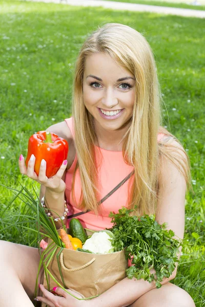 Νεαρή γυναίκα με μια τσάντα για ψώνια. λαχανικά — Φωτογραφία Αρχείου