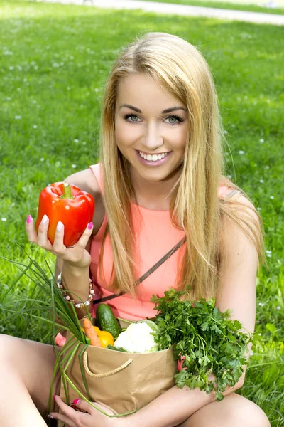 Młoda kobieta z torbą na zakupy. warzywa — Zdjęcie stockowe