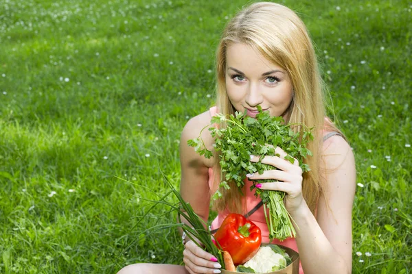 Ung kvinna med en shoppingväska. grönsaker — Stockfoto