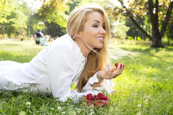 Junge Frau mit einer Einkaufstasche. Gemüse — Stockfoto